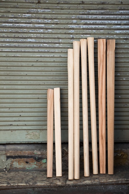 Foto tablones de madera apoyándose en obturador de metal en la pantalla.