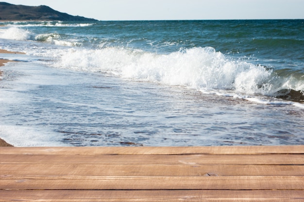 Tablones de madera en el fondo de la playa del mar.
