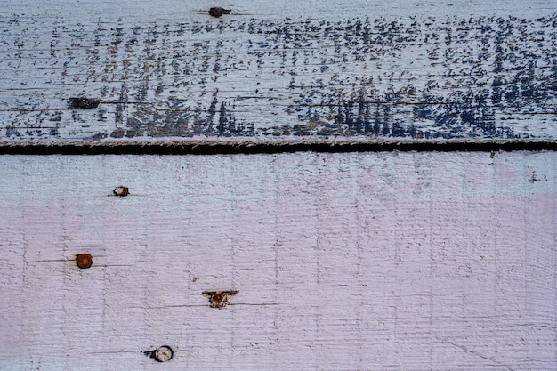 Tablones de madera sin lijar pintados de azul y rosa con algunos clavos oxidados Fondo de textura de madera vectorial