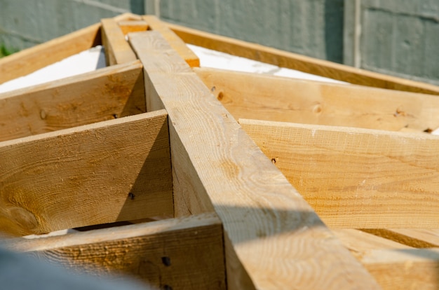 Tablones de madera para muros y vigas en la construcción