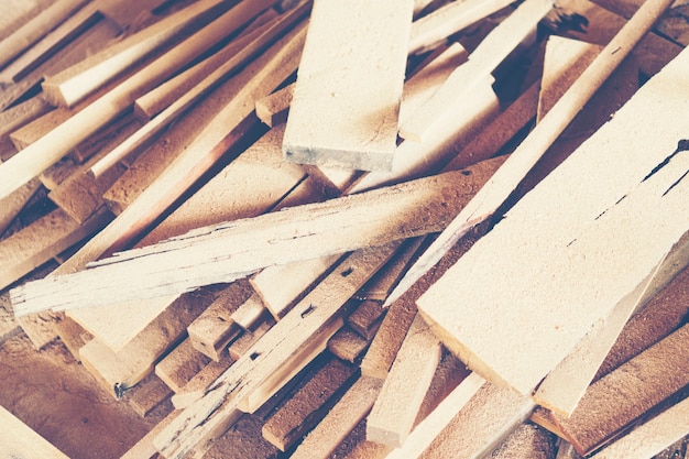 tablones de madera de pino en el fondo de construcción de estudio de mesa de madera