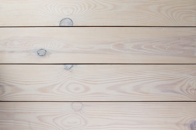 Tablones de madera de pino pintados de blanco con nudos. Textura de madera.