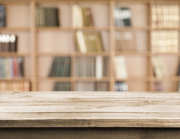 Foto tablones de madera vacíos, mesa con fondo de biblioteca, escritorio y libro.