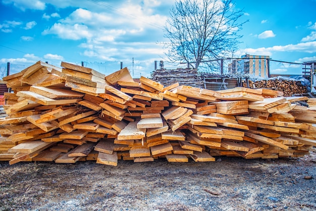 Tablones de madera. Vigas Pila de madera de secado al aire.