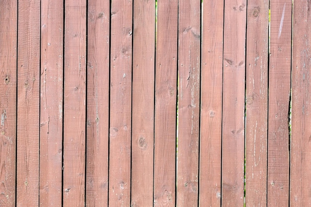 Tablones de valla de madera pintados con pintura marrón