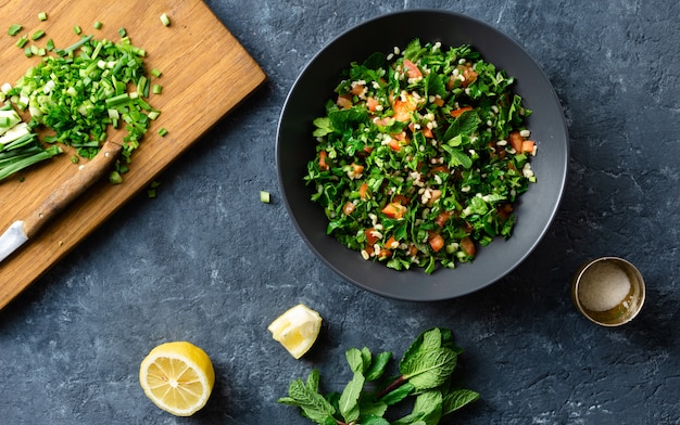 Taboule salada em uma tigela