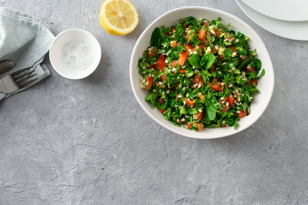 Taboule salada em uma tigela