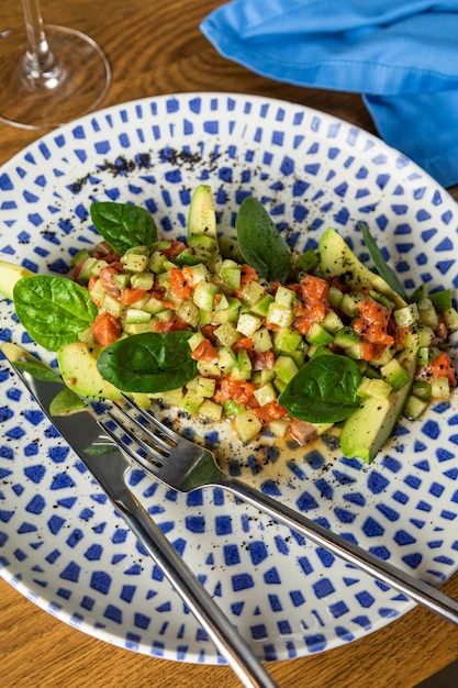 Taboulé-Salat mit Bulgur mit Quinoa-Petersilie und Gemüse mit Petersilie-Minz-Bulgur