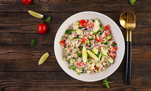 Taboulé-Salat. Traditionelles nahöstliches oder arabisches Gericht. Levantinischer vegetarischer Salat mit Petersilie, Gurke, Couscous, Tomate. Draufsicht, oben