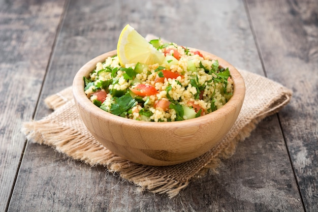 Tabouleh-Salat mit Couscous auf Holztisch