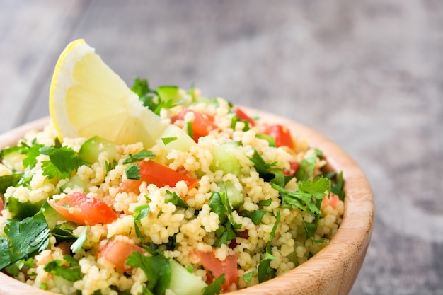 Tabouleh-Salat mit Couscous auf Holztischabschluß oben