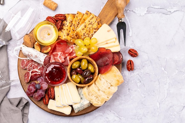 Tábua de antepasto com biscoitos de presunto e salame queijo