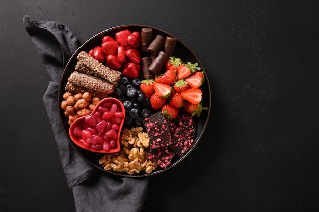 Tábua de charcutaria para o dia dos namorados com bombons de chocolate