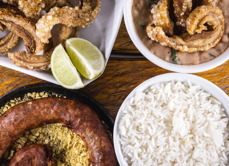 Foto tábua de comida típica no interior do brasil feijão de porco feijão tutu casca de porco arroz e farofa comida de mineração feita em casa sabores do brasil