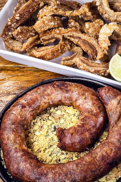 Foto tábua de comida típica no interior do brasil feijão de porco feijão tutu casca de porco arroz e farofa comida de mineração feita em casa sabores do brasil