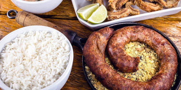 Tábua de comida típica no interior do Brasil Feijão de porco feijão tutu casca de porco arroz e farofa Turismo gastronômico foto conceito para menu de restaurante