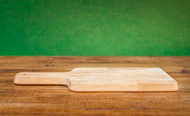 tábua de cortar close-up na mesa de madeira sobre fundo verde