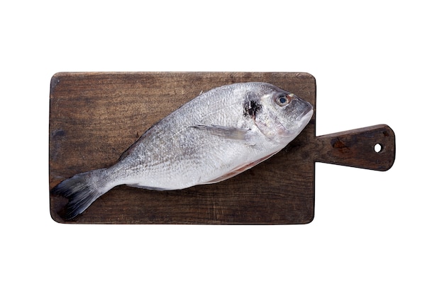 Foto tábua de cortar com peixe dourado isolado no branco