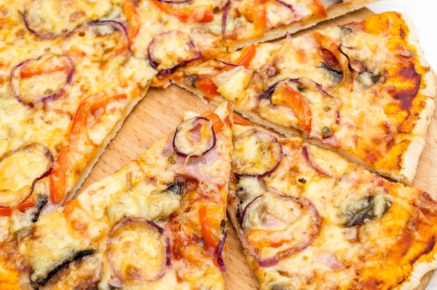 Tábua de corte com pedaços de pizza Close-up