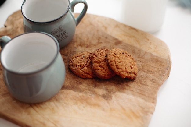 Tábua de madeira com biscoitos e potes