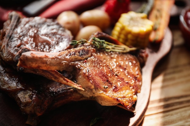 Tábua de madeira com closeup de carne grelhada