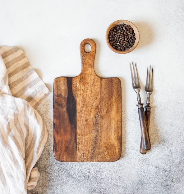 Foto tábua de madeira com especiarias e dois garfos vintage