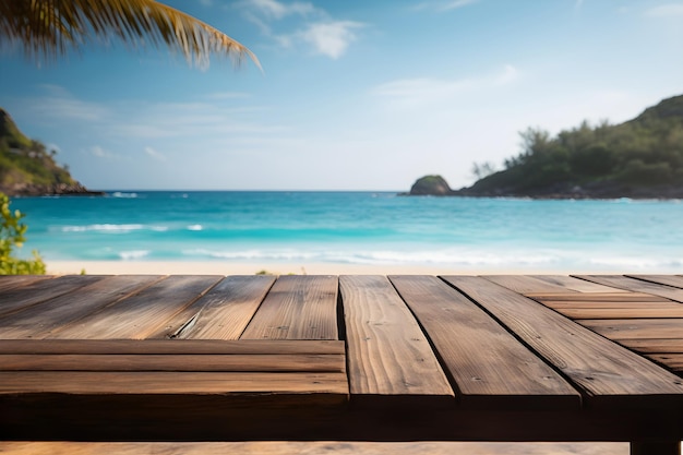 Tábua de madeira com fundo de praia com árvore de coco para vitrine de produtos orgânicos naturais