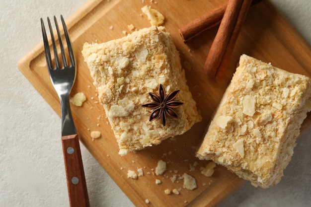 Tábua de madeira com pedaços de bolo Napoleão com canela