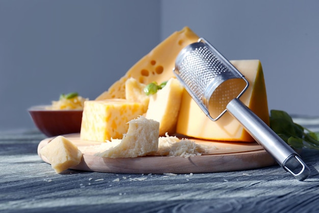 Tábua de madeira com queijo diferente na mesa