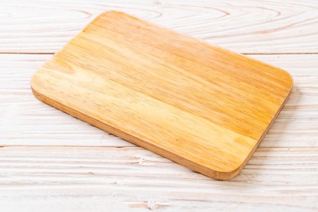 tábua de madeira de corte vazia com pano de cozinha
