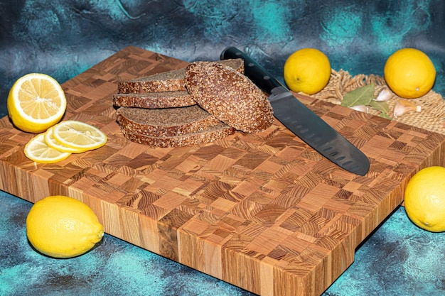 Tábua de madeira para cortar produtos artesanais com legumes picados Sobre fundo claro