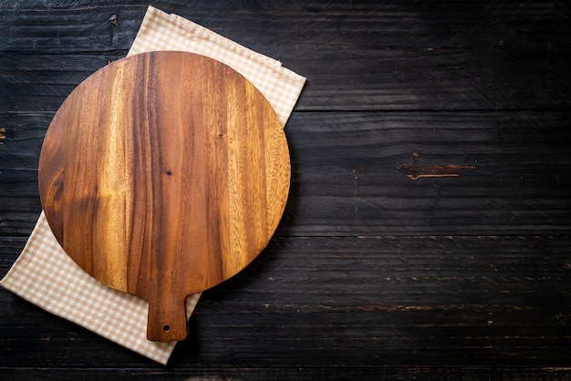 tábua de madeira vazia com pano de cozinha