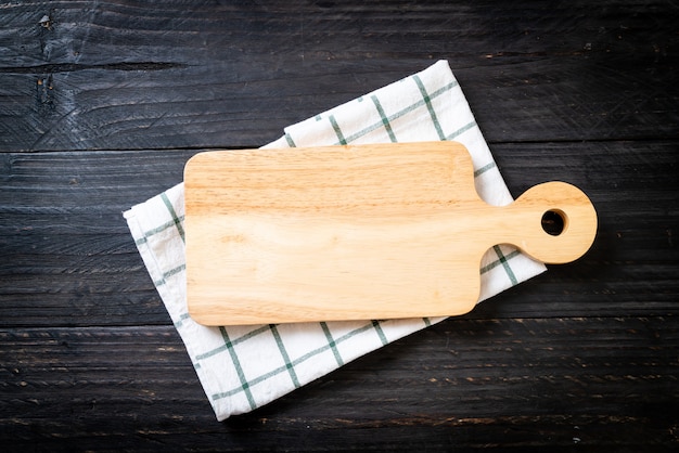 Foto tábua de madeira vazia com pano de cozinha