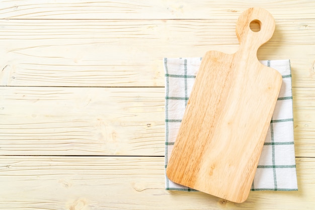 Tábua de madeira vazia com pano de cozinha