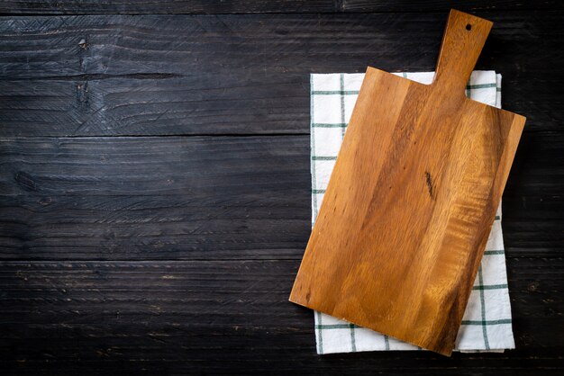 tábua de madeira vazia com pano de cozinha