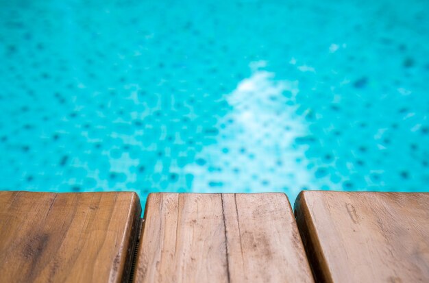 Tábua de madeira vazia na piscina para o fundo