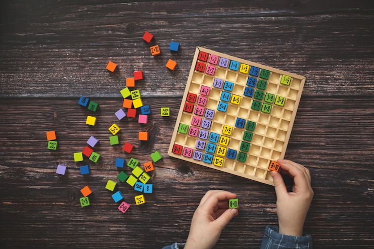 Foto tábua de multiplicação de brinquedo de madeira em fundo de madeira jogos educacionais conceituais para crianças