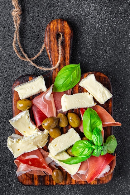 tábua de queijos prato de carne jamon, queijo, lanche de refeição de azeitona na mesa cópia espaço comida