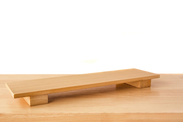 Tábua de sushi vazia na mesa de madeira com fundo branco Vista superior da prancha de madeira para design de interiores de produto de suporte gráfico ou montagem exibir seu produto