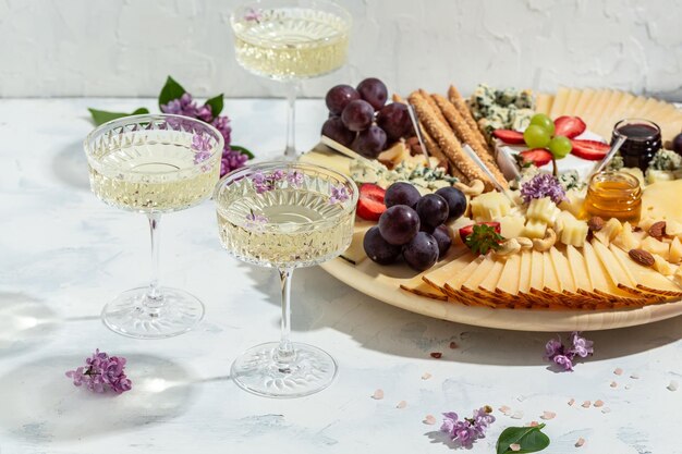 Tábua ou prato de variedade de queijo com variedade de queijo uvas mel e nozes aperitivo conceito de festa banner menu receita lugar para texto