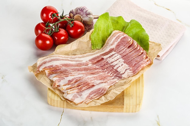 Tábua oved de bacon de porco fatiado