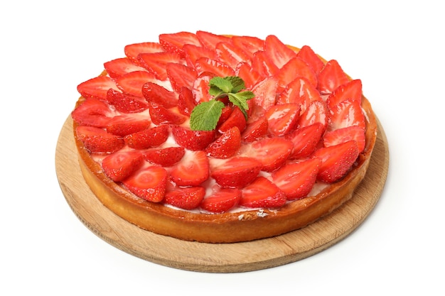 Tábua redonda com torta de morango isolada no fundo branco.