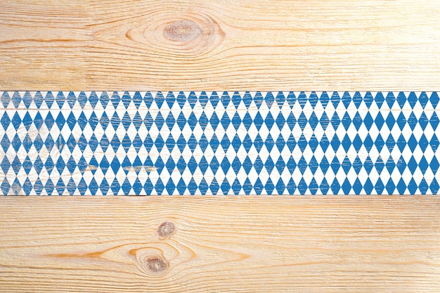 Foto tábuas de madeira pintadas com losangos azuis e brancos