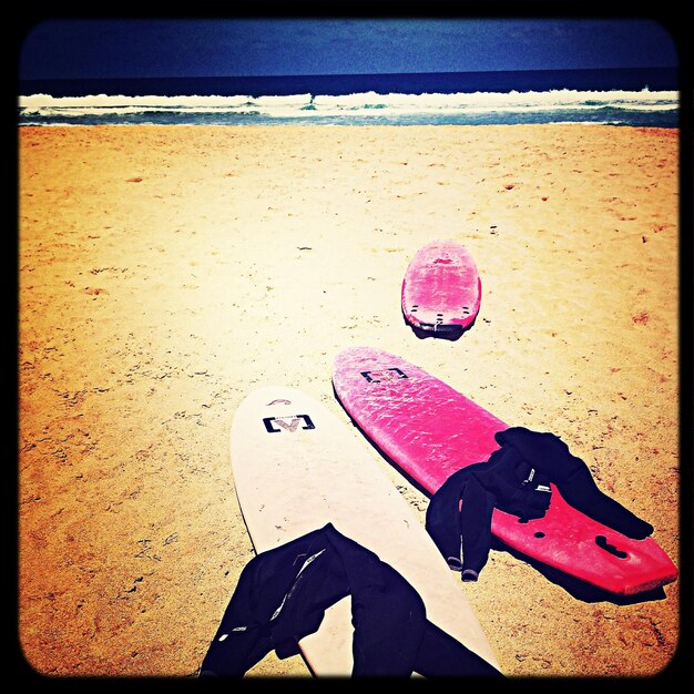 Foto tábuas de surf na praia