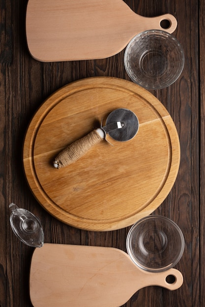 Tábuas e utensílios para fazer pizza.