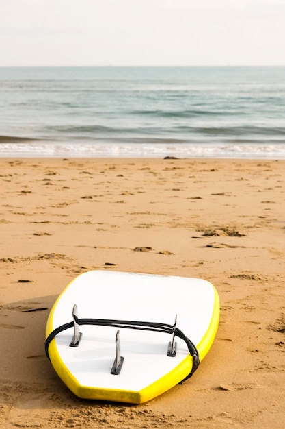 Tabula de surf na praia