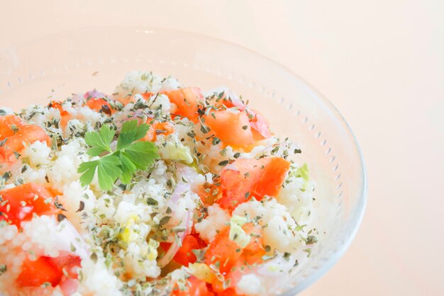 Foto tabule de salada oriental tradicional em tigela