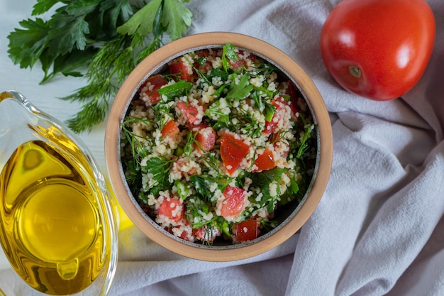 Tabulé de ensalada árabe con cuscús, perejil, tomate y aceite de oliva