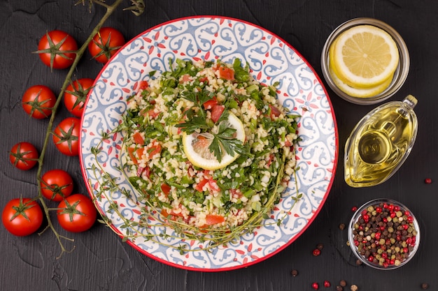 Tabule - uma salada oriental, ao lado dos ingredientes