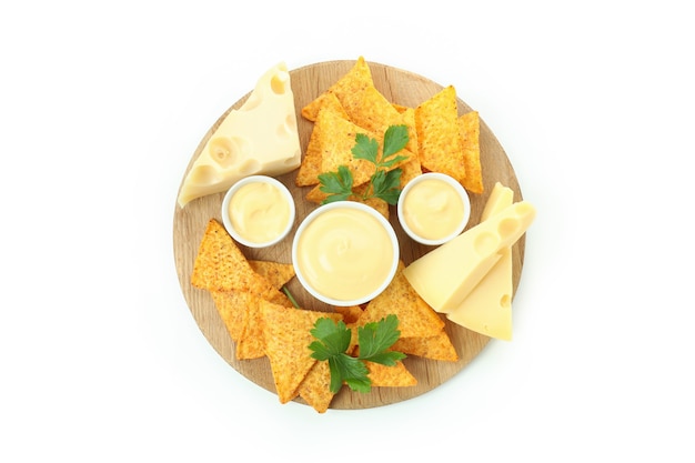 Tabuleiro com molho de queijo, batatas fritas, queijo e salsa isolado no fundo branco